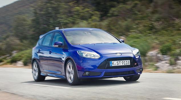 С силовым подруливанием – главной бедой мощных переднеприводных хэтчбеков – Focus ST борется с помощью электромеханического усилителя руля, который короткими управляющими импульсами, незаметными для водителя, пресекает попытки передних колес увести автомобиль в сторону.