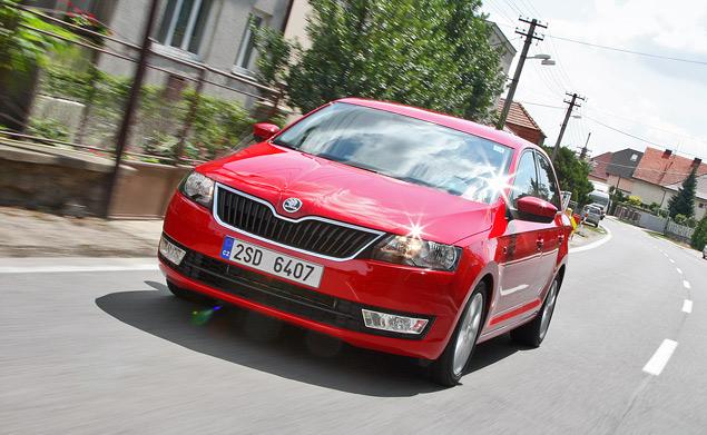 По ездовым повадкам Rapid почему-то больше напоминает первое поколение Octavia, чем Polo Sedan.