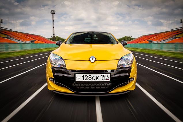 Короткие передачи – вторая заканчивается уже на 90-95 километрах в час – идеальны для коротких городских спринтов. Однако из-за инертности мотора на низких оборотах «на третьей» по городу особо не поездишь: вывалившись из рабочей зоны оборотов, резко ускориться уже не получится.