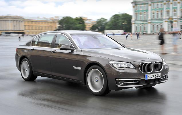 Отличий в поведении версий с разной длиной колесной базы немного: 750iL немного плавнее, более округло проходит неровности, но и на действия рулем реагирует несколько более лениво, а крены здесь сильнее.