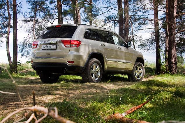 По характеру Jeep Grand Cherokee -- настоящий мужской автомобиль. Чуть грубоватый, но, по ощущениям, очень добротный и надежный автомобиль, на который можно положиться. А в версии с V8 в нем чувствуется настоящая харизма.