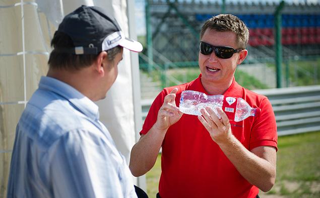 Понять, что такое баланс автомобиля, проще всего на примере неполной бутылкой с водой, говорит Ян. В горизонтальном положении вода (или масса вашего автомобиля) распределена равномерно. Наклоняя бутылку в ту или иную сторону, легко ощутить, как быстро вода перемещается то к одному, то к другому краю бутылки. С машиной на разгоне и торможении происходит то же самое