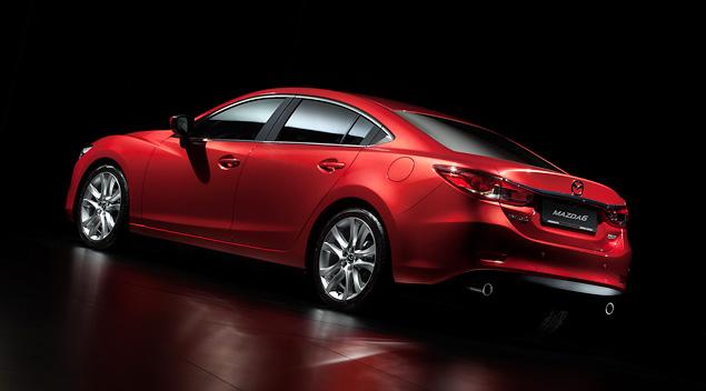 При виде ¾ сзади Mazda6 немного похожа на Infiniti: формой фонарей, изгибом «бедер». Только выглядит "Мазда" куда изящнее.