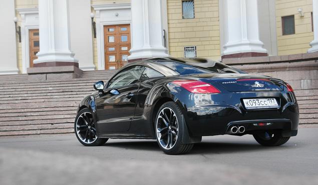 Сдвинутый вперед полукруг крыши почти не оставляет шансов для задних пассажиров, но образует довольно внушительный «хвост» кузова с мощными колесными арками и вместительным багажником.