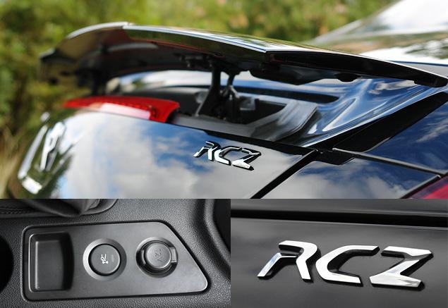 На скорости 85 километров в час спойлер выдвигается на угол всего 90 градусов, а после 150-ти создает дополнительную прижимную силу, «атакуя» под углом в 34 градуса. Сразу видно, французы помнят о проблемах с недостаточной устойчивостью Audi TT первых годов выпуска.

Кнопка принудительного открытия заднего антикрыла находится на центральном тоннеле между рычагами ручника и коробки передач.