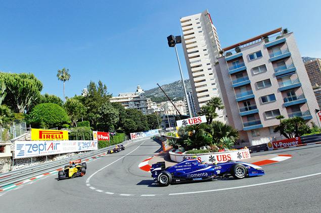 Раз в год Формула-Renault 3.5 становится гонкой поддержки Формулы-1: молодежная серия приезжает в Монако. Из-за плотного расписания чемпионат отходит от традиционного формата "два заезда за уикенд" -- в Монте-Карло пилоты выходят на старт лишь один раз