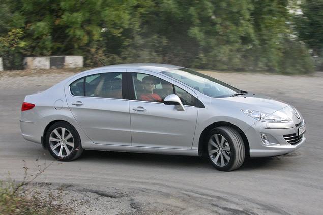 На разбитых и пыльных серпантинах вокруг Абрау-Дюрсо Peugeot 408 с дизелем ехал даже азартно, с легкостью нанизывая один поворот на другой.