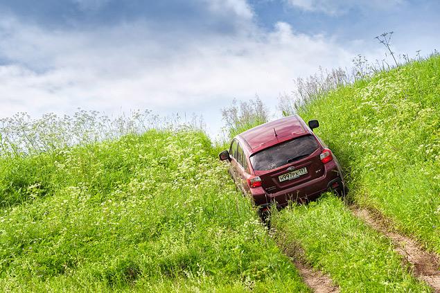 Subaru XV уверенно ползет по склону ровно до тех пор, пока хватает запаса сцепления у покрышек