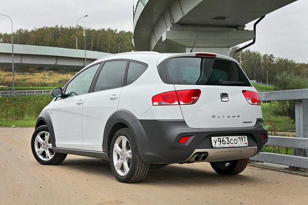 "Унылый" взгляд задних фонарей чуть портит сбитую корму Altea Freetrack