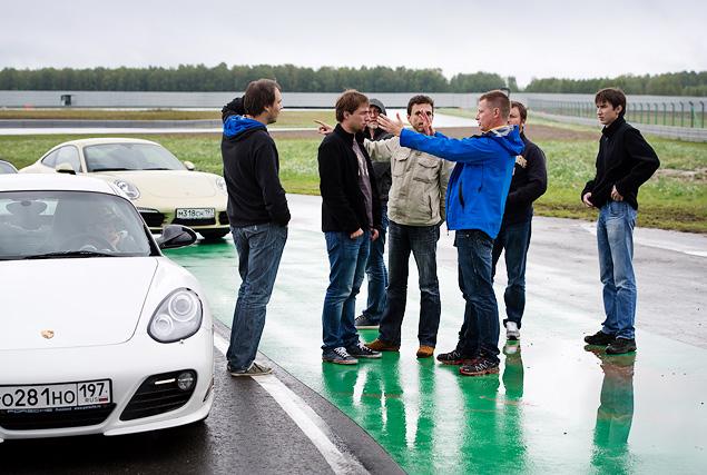 - Если увижу, что кто-то отпустил руль, позволив ему самостоятельно вращаться при смене направления заноса -- тут же отправлю в аэропорт. Потому что водитель должен всегда знать, на какой угол и куда повернуты передние колеса его автомобиля