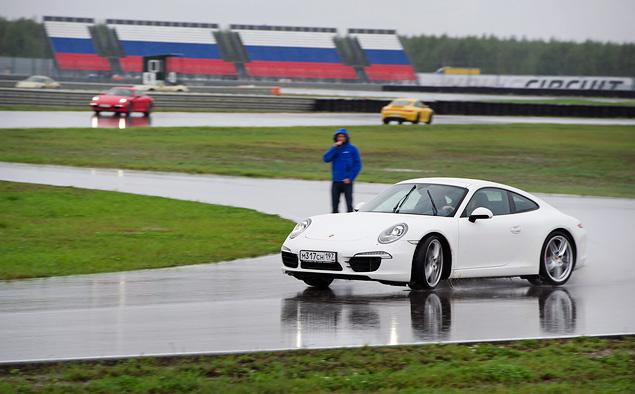 Наставления Яна по рации - очень важная часть обучения. Правда, когда "твой" 911-й летит боком в траву, вникать в указания инструктора бывает довольно непросто