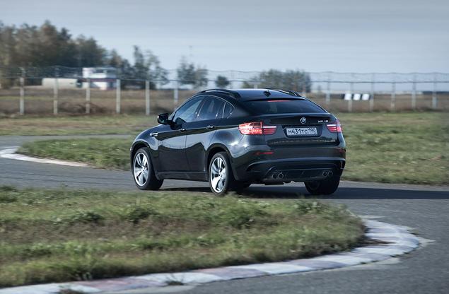 Пусть X6 M чуть медленнее в поворотах, чем "заряженные" седаны -- потерю темпа он отыгрывает за счет мощнейшего ускорения на прямиках