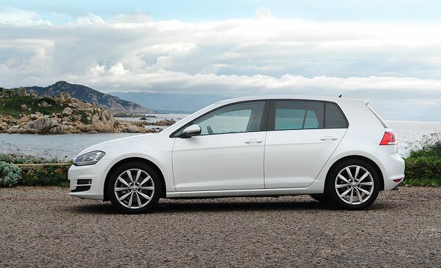 В профиль Golf VII похож на все предыдущие "Гольфы" одновременно. А еще на новый [Audi A3](https://motor.ru.net/articles/2012/06/18/audia3new/)