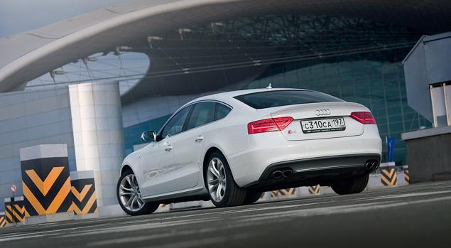 Версия S5 с кузовом "спортбэк" -- удачный компромисс между стильным купе и практичным седаном или универсалом. Однако за элегантный силуэт приходится расплачиваться чуть более тесным задним диваном