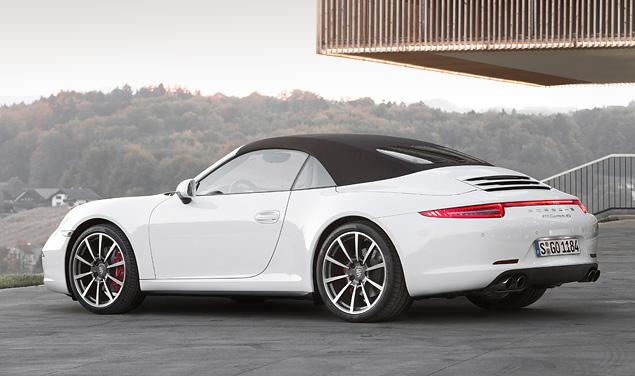 Покупателям полноприводных 911-х доступны тот же набор «драйверских» опций, что и для версий с приводом только на заднюю ось: композитные тормоза, мехатронное шасси PASM с заниженной на 20 миллиметров подвеской и активные стабилизаторы. Причем все это можно заказать как на купе, так и на версию с кузовом "кабриолет"