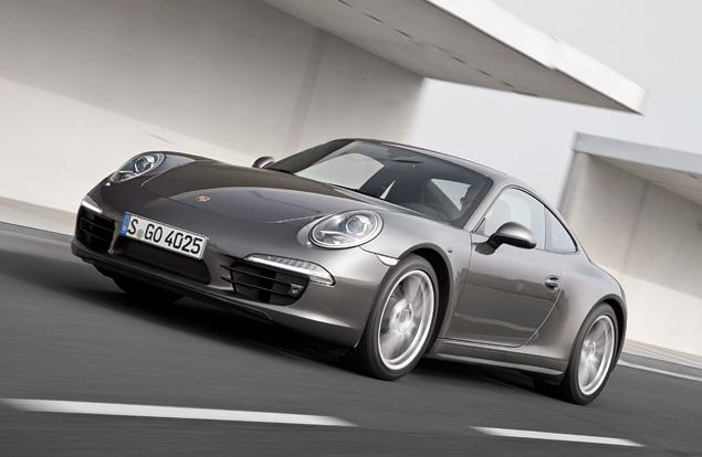 Заявленный расход топлива у полноприводных модификаций 911-го выше примерно на три процента. Однако и бензобак у них на четыре литра больше