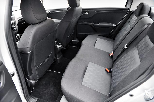 Места сзади -- вагон, но нет ни ниш в дверях, ни центрального подлокотника нет.