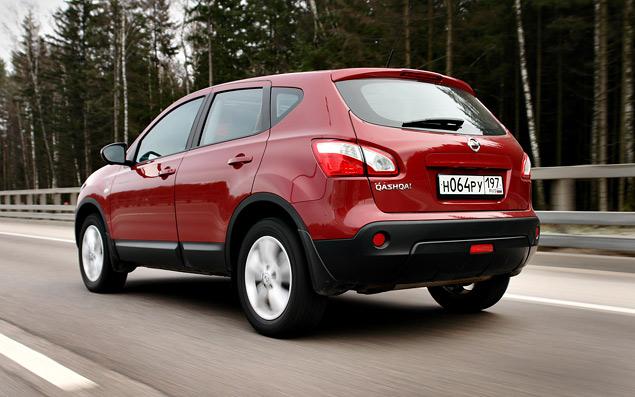 В поворотах Nissan Qashqai почти не кренится, но усилия на руле маловато. Впрочем, для кроссовера – в самый раз.