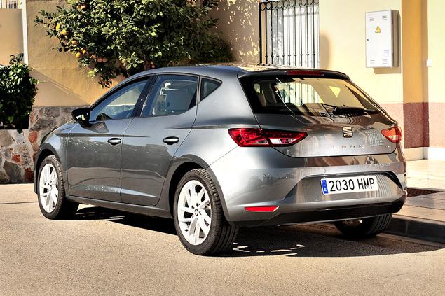 Недостатки испанского дизайна: издалека Seat Leon можно спутать с "Ибицей", а задняя часть получилась откровенно скучной