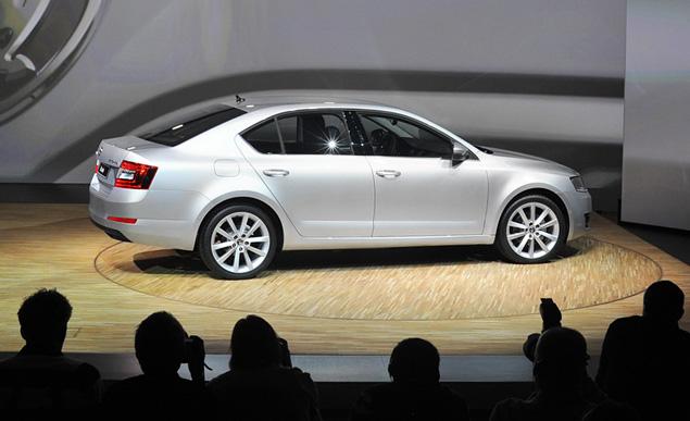 Фирменная "фишка" новой Skoda Octavia - лихой изгиб задней стойки, захватывающий кусок задней двери