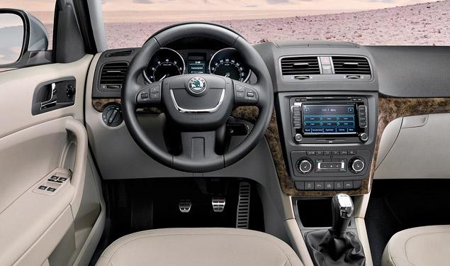 В базовой комплектации Yeti есть кондиционер, штампованные колеса и две подушки безопасности. Зато нет аудиосистемы. Даже бортовой компьютер -- опция. Доплата за любой цвет, кроме базовых трех (белый, красный или синий), – от 11 900 до 27 700 рублей