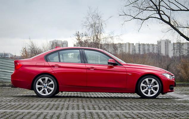 Классические пропорции - смещенная назад кабина, длинный капот и короткий передний свес, который на новой "трешке" удлинился на 21 миллиметр