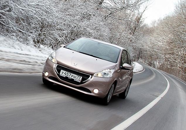 Peugeot 208 живо откликается на повороты руля. Но крены в поворотах заметны, а реактивное усилие на «баранке» могло бы быть повыше.