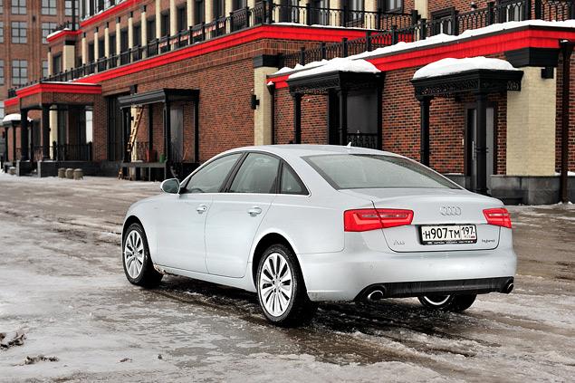 У Audi A6 hybrid есть система drive select, которая отвечает за режимы работы мотора, коробки передач и усилителя рулевого управления. Режимов четыре: Auto, Comfort, Sport и Individual. Если честно, разница практически не ощущается: во всех режимах Audi A6 hybrid остается подчеркнуто расслабленной.