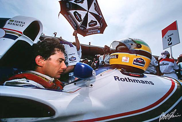 Шлем Айртона Сенны, в котором он вышел на старт Гран-при Сан-Марино 1994 года, был уничтожен спустя девять лет по решению семьи гонщика и руководства компании Bell