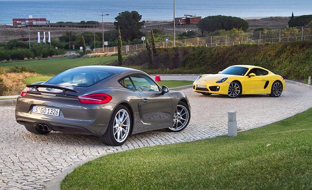 Задний спойлер на Cayman стал крупнее и способен выдвигаться на большой угол. Происходит это либо автоматически, либо по команде водителя, нажимающего соответствующую кнопку на центральном тоннеле