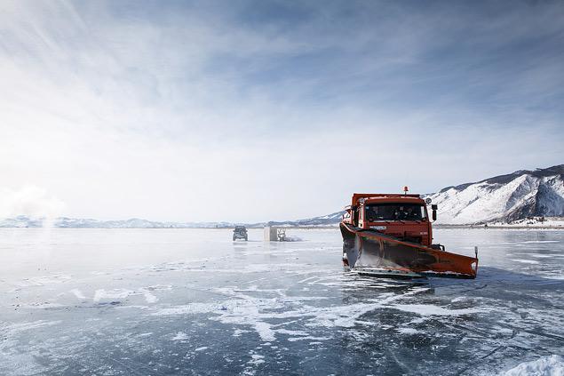Для расчистки трассы на Байкал привезли снегоуборочную машину, которая добросовестно убрала 10-сантиметровый слой снега с зачетного участка. А потом знаменитый в этих краях ветер «Сарма» доделал работу, избавив от снега все озеро. Впрочем, оставшиеся дни машина дежурила неподалеку -- на всякий случай.