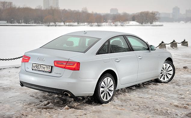 Очередное хмурое зимнее утро. Сажусь в холодную машину, нажимаю кнопку «Старт», и тут Audi начинает истерично орать «Ахтунг!», сообщая мне о том, что гибридная установка накрылась. И это при пробеге в 14 тысяч километров! К счастью, во-первых, с этим можно жить, в смысле ездить, а во-вторых – проблема самоустранилась через сотню километров. Но сомнения не исчезли, особенно после того, как я заглянул в спецификации машины: гарантия на Audi A6 hybrid составляет всего два года или 30 тысяч километров пробега!