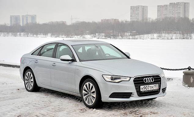 Также на гибриде совсем нелишней оказалась система старт-стоп (она неотключаемая, в отличие от других моделей Audi): она гасит мотор не только при остановках, но и при движении на черепашьей скорости, которая в Москве сплошь и рядом. Конечно, если у батареи есть заряд.