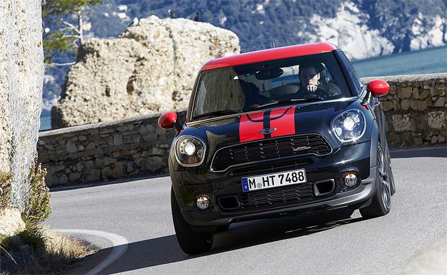 Формально полный привод Mini с электромагнитной центральной муфтой -- подключаемый. Но на деле система All4 постоянно играет крутящим моментом между передней и задней осью, причем в некоторых ситуациях она способна подать назад хоть 100 процентов крутящего момента. Помимо этого у Mini есть электронная имитация блокировок дифференциалов, которая помогает бороться со сносами.