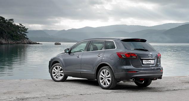 Как и фары, новые задние фонари получили светодиоды. Выхлопные патрубки стали круглыми. Других изменений в задней части обновленной СХ-9 нет.