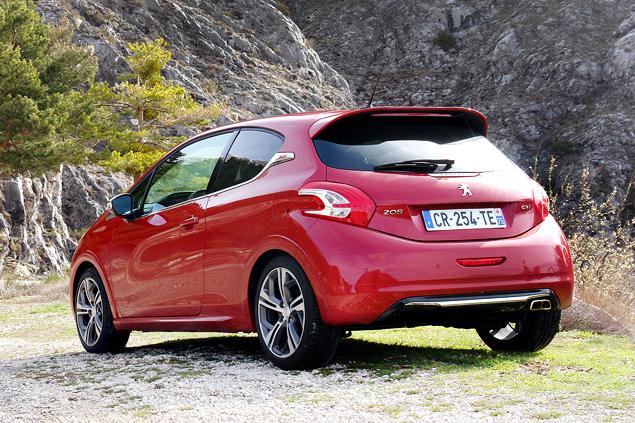 Сзади "горячий" Peugeot 208 выдает спойлер на задней двери и едва заметное подобие диффузора с оригинальными патрубками выпускной системы