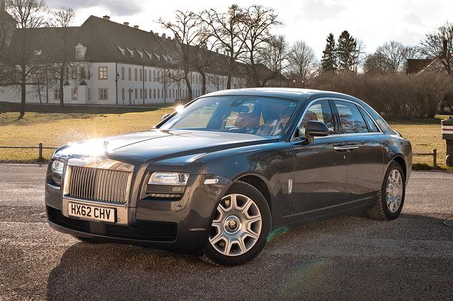 На всех фотографиях Rolls-Royce Ghost эмблемы на колесах стоят идеально ровно. Это неспроста: они просто не вращаются в движении!