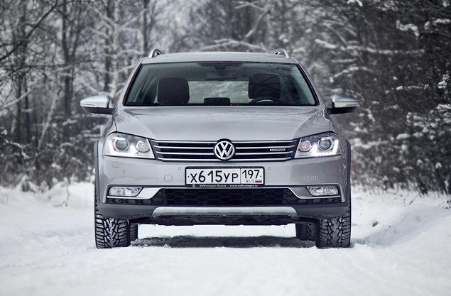 Плоское днище, штатная защита моторного отсека -- "вседорожный" универсал прошел подготовку для поездок за пределы асфальтовых дорог.