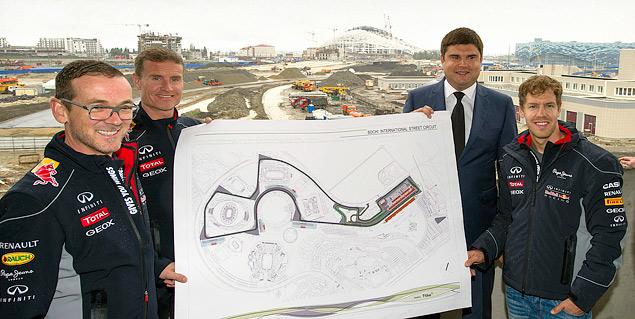 Феттель с Култхардом держат схему трассы не просто так -- ватман просто некуда положить.