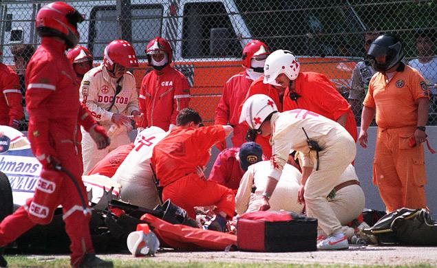 После аварии Айртона были вывешены красные флаги -- повторный старт состоялся лишь через 37 минут