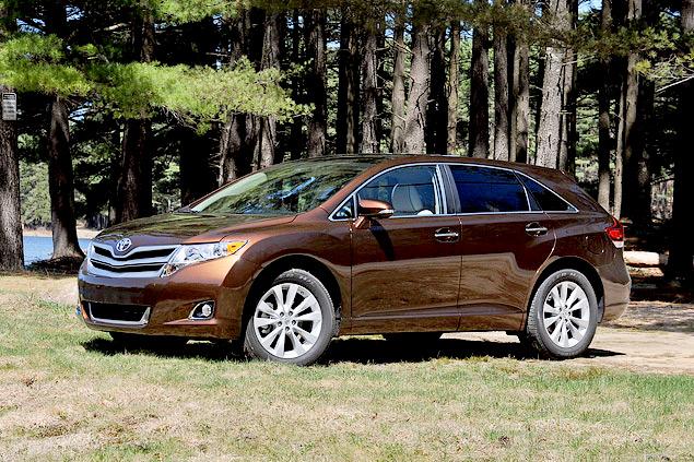 Рестайлинг мало изменил «Вензу»: у нее чуть поменялись бамперы и светотехника, появилось новое оборудование, а салон отныне можно заказать не только бежевый, но и черный. Toyota Venza доступна в девяти цветовых вариантах. Двадцатидюймовые колесные диски -- опция.