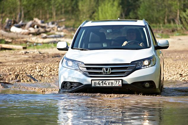 Нам удалось проехать на обеих версиях по паре десятков километров вне асфальта. Причем речь идет не о простой грунтовке, а о безжалостно раздолбанных тропинках, где ямы в половину колеса -- это нормально. CR-V к подобным условиям вполне готова: не «козлит» и редко «пробивается», пусть и отрабатывает ухабы с громким недовольным стуком. В общем, проселок родным домом для нее никогда не станет, но главное -- уверенность в том, что вы доедете до дачи и без проблем вернетесь обратно -- кроссовер обеспечивает.