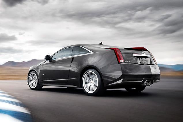 Купе CTS-V выглядит не так тяжеловесно, как седан. Скрытые ручки дверей, более покатая крыша и оригинальное решение задней части делают свое дело. Конструктивно же эти автомобили абсолютно идентичны.