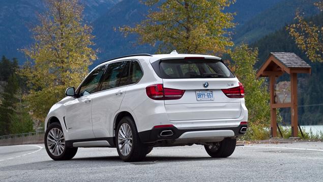 Новому X5 нужны большие колеса. Даже 19-дюймовые, базовые для версии с мотором V8, кажутся маленькими, а ведь у дизельной машины диски будут еще меньше, 18-дюймовые. Впрочем, покупатель может заказать 20-дюймовые, которые "икс-пятому" идут куда лучше.