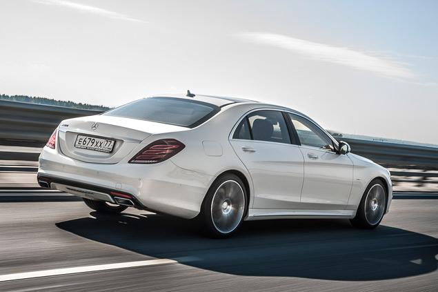 Базовая пневматическая подвеска достаточно комфортна в базовом режиме, но S-класс с ней все равно не превращается в корову: в спортивном режиме амортизаторов у него радикально уменьшаются крены и раскачка на волнах, а руль всегда наполнен достоверным информативным усилием.