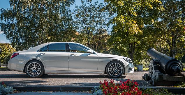 Оцените внимание к мелочам. Стоп-сигналы нового S-класса не только умеют часто мигать при экстренном торможении, но и чуть тускнеют в пробках -- чтобы не слепить водителей сзади, видите ли.