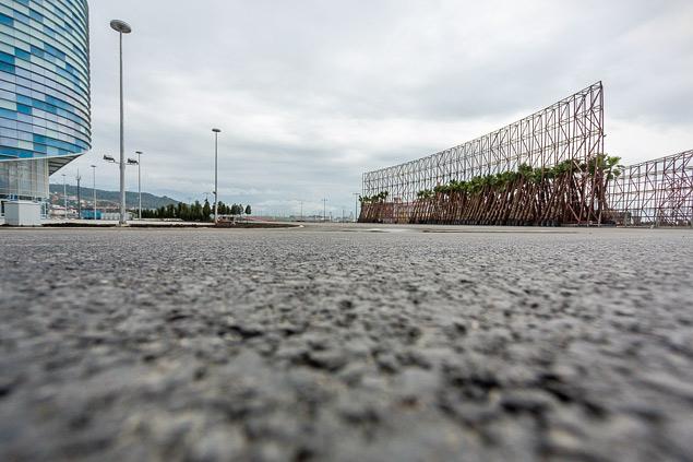 По асфальту будущей трассы уже можно пройти. Правда, к старту Гран-при здесь появится еще один слой