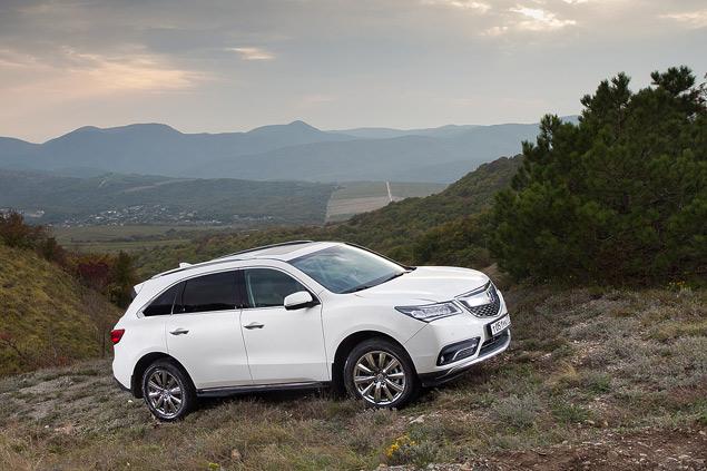 Кроссовер Acura MDX третьей генерации построен на сильно модифицированной платформе предшественника. При той же схеме (стойки McPherson спереди и многорычажка сзади) конструкция подвесок стала жестче, изменилась геометрия, поменялось расположение точек крепления к подрамнику, появились иные по настройке пружины и амортизаторы (вместо активных -- амплитудозависимые). Рычаги, опоры стоек, сайлент-блоки -- все это тоже подверглось модернизации. Конструкция кузова тоже новая. Доля высокопрочных сталей доведена до 59 процентов, а жесткость на кручение увеличилась на 12,4 процента. В том числе благодаря облегченному кузову снаряженную массу паркетника удалось снизить на 125 килограммов.