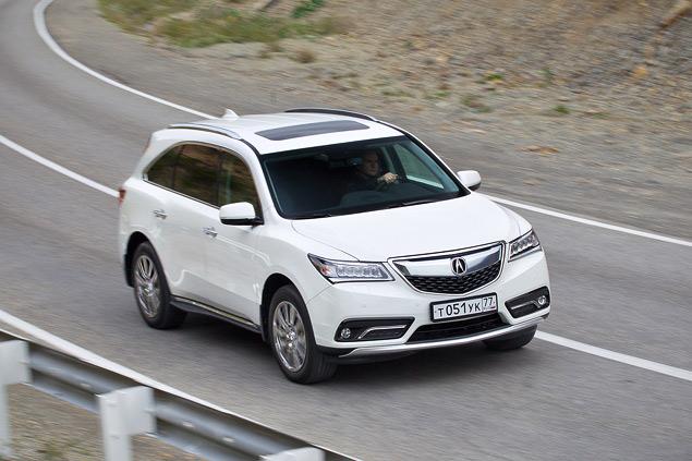 Дорогого стоит, когда автомобиль умеет ездить по асфальту, но не заставляет пассажиров расплачиваться за это комфортом. К тому же MDX не только мягкий, но и тихий автомобиль