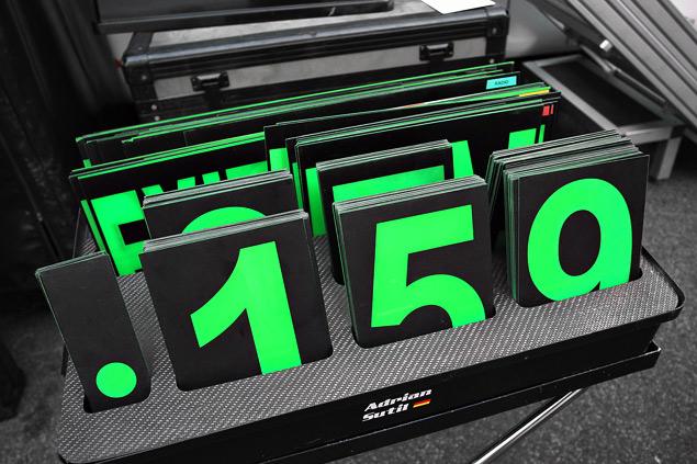 Для фотосессии нам отрядили коробку от комплекта Адриана Сутила. Набор символов в обеих коробках команды одинаковый, но отличается по цвету. Для ди Ресты Force India использует оранжевые буквы и цифры – того же цвета, которым на доске выведено его имя. Имя Адриана написано зеленым (для придирчивых читателей -- "салатовым"). Того же цвета и символы в его коробке. Если вам кажется, что в коробке что-то уложено криво, то это только потому, что перед тем, как сделать снимок, к ней уже прикасался наш фотограф.